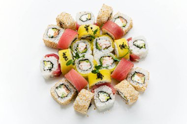 Beyaz arka planda suşi.