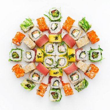 Beyaz arka planda suşi.