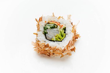 Beyaz arka planda suşi.