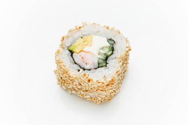 Beyaz arka planda suşi.