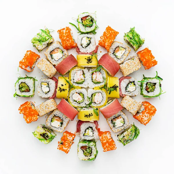 Beyaz arka planda suşi.