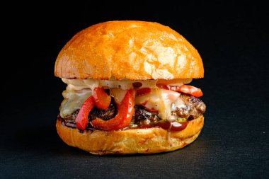Sığır etli, peynirli, domatesli, soğanlı ve marullu sandviç.