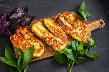 Siyah arka planda peynirli ve otlu krep. en üstteki görünüm.