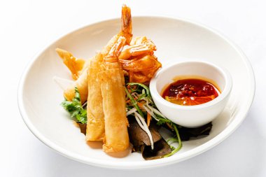 Soslu börek ve salata.