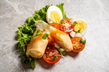 Tavuk, peynir ve sebzeli sandviç. 