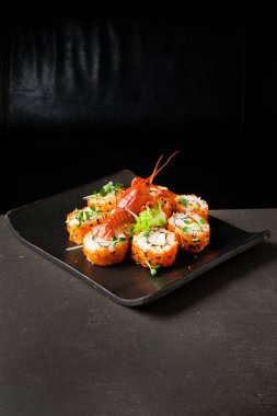 Kerevit ve avokado ile suşi.