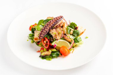 Ahtapot ve limonlu salata.