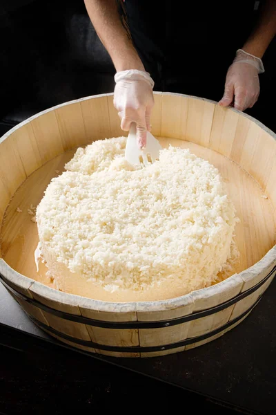 Şef Suşi Için Pirinç Pişiriyor — Stok fotoğraf