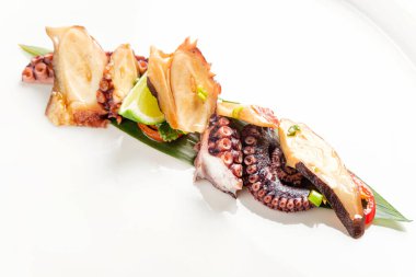 Beyaz tabakta deniz mahsulleri.