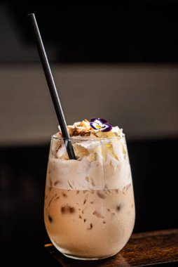 Buzlu ve samanlı mocha.