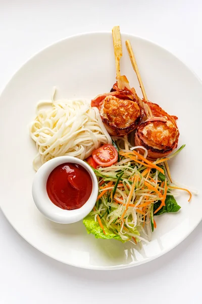 Albóndigas Con Fideos Ensalada — Foto de Stock