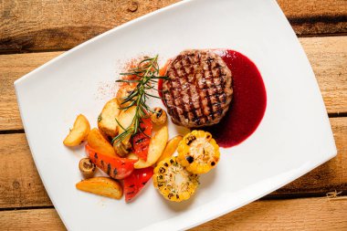 Izgara sebze ve otlu pirzola.