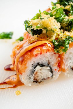 Soslu ve otlu suşi.