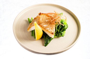 Yeşil fasulyeli ızgara balık.