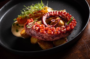 sebzeli ve soslu ahtapot