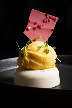 Meyveli ve fındıklı Fransız pastası.