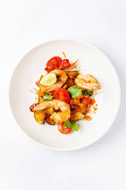 Kızarmış karidesli salata