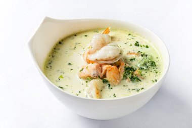 Balık ve karides kremalı çorba.