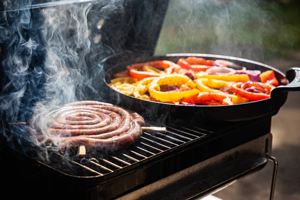 Grillad Korv Och Grönsaker Utomhus — Stockfoto