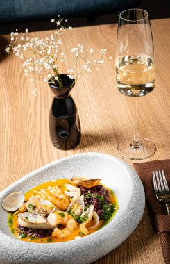 Japon restoranında deniz ürünleri yemeği.