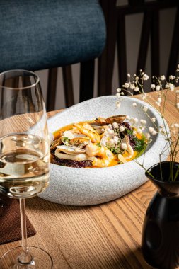 Japon restoranında deniz ürünleri yemeği.