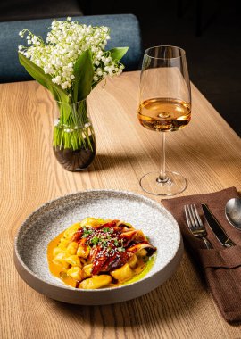 Restoranda sebzeli yılan balığı.