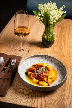 Restoranda sebzeli yılan balığı.