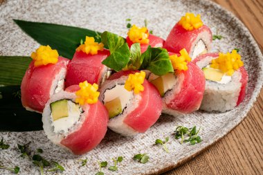 Gurme suşi restoranda hazır.