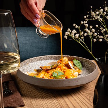 Restoranda Asya yemeği.