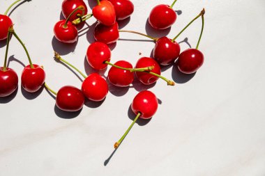 Masada olgun ve tatlı kirazlar