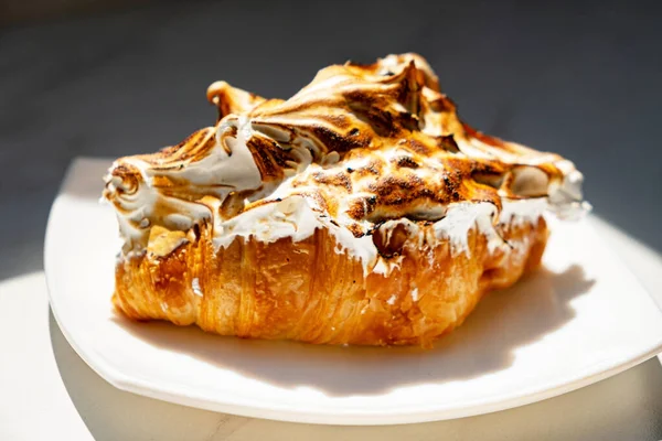 Croissant Lemon Curd Meringue — Stock Photo, Image