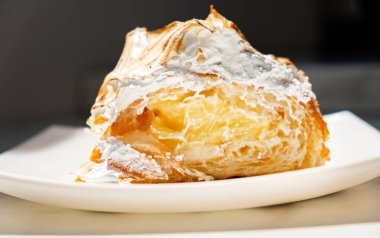 Limonlu ve kremalı kruvasan.