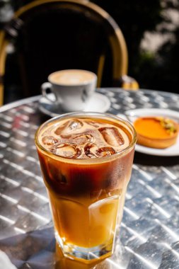 Portakal suyu ve buzlu kahve.