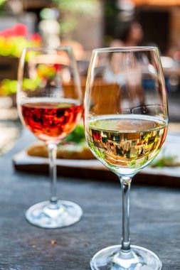 Beyaz ve kırmızı şarap.