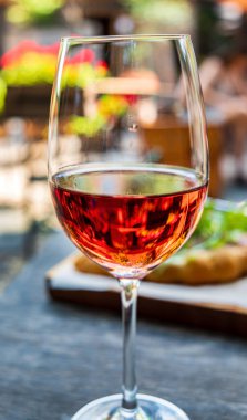 Beyaz ve kırmızı şarap.