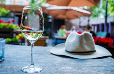 Beyaz ve kırmızı şarap.