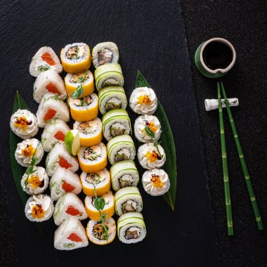 Siyah arka planda lezzetli suşi.