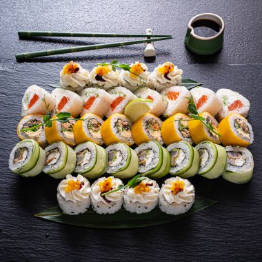 Siyah arka planda lezzetli suşi.