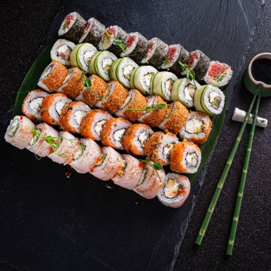 Siyah arka planda lezzetli suşi.