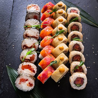 Siyah arka planda lezzetli suşi.