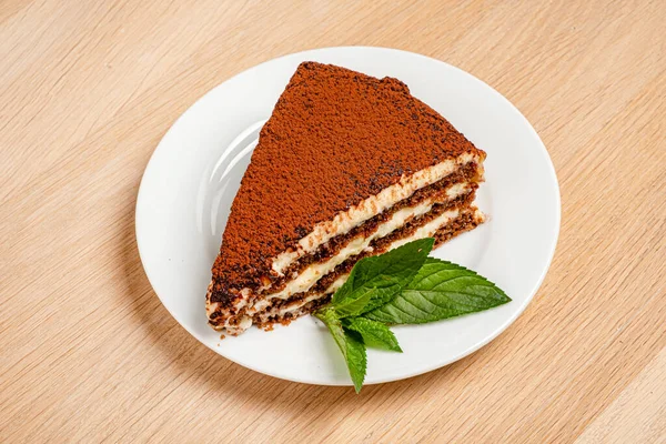 Tiramisu Kuchen Auf Dem Teller — Stockfoto