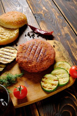 Ahşap arka planda vejetaryen burger