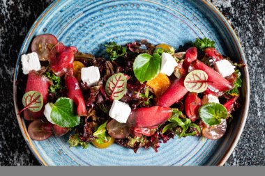 sığır etli ve peynirli salata