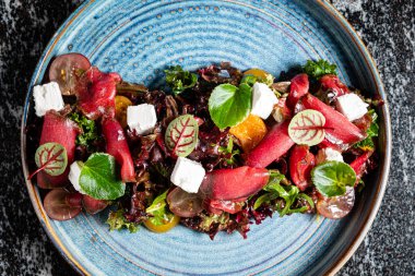 sığır etli ve peynirli salata