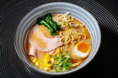 Japon tonkotsu ramen ve domuz kemiği çorbası.
