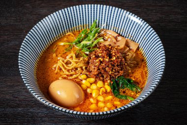 Japon tonkotsu ramen ve domuz kemiği çorbası.