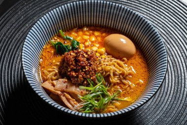 Japon tonkotsu ramen ve domuz kemiği çorbası.