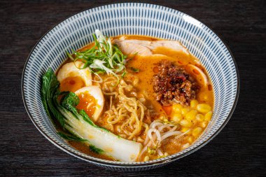 Japon tonkotsu ramen ve domuz kemiği çorbası.