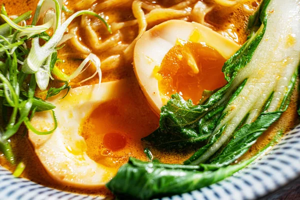 Japon tonkotsu ramen ve domuz kemiği çorbası.