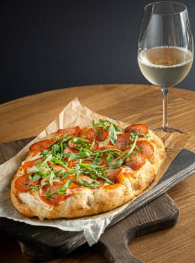 İtalyan pizzası ahşap masada.